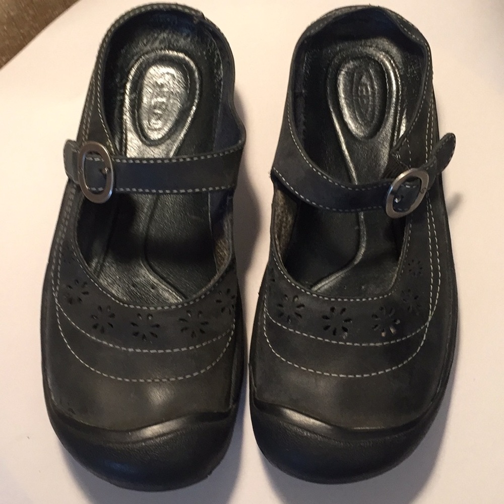 KEEN ladies size 8 Mary Janes with flower detail